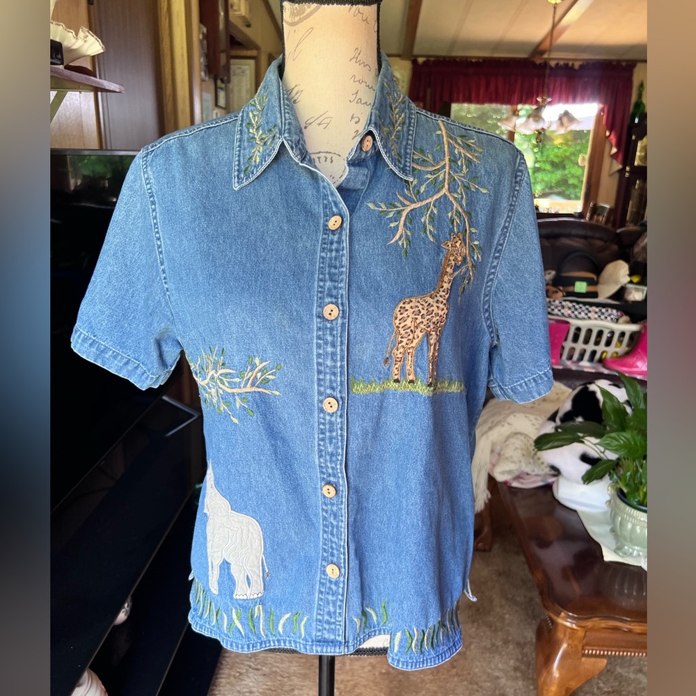 Vintage Tantrums Jean safari button down shirt embroidered 🐘 and 🦒.